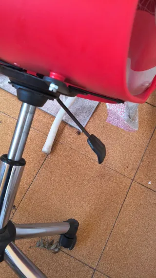 Silla de escritorio roja con base metálica