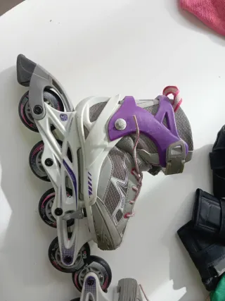 Patines en línea con protecciones