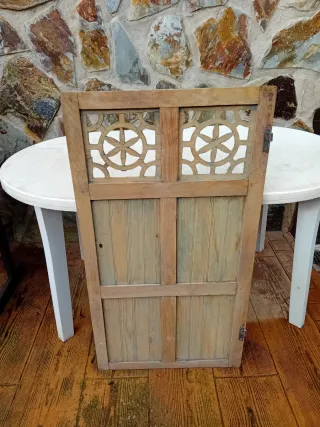 Preciosa puerta de alacena antigua de madera.