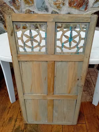 Preciosa puerta de alacena antigua de madera.