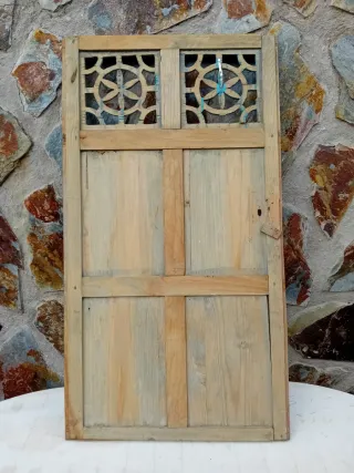 Preciosa puerta de alacena antigua de madera.