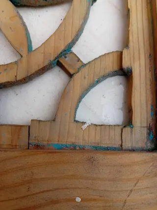 Preciosa puerta de alacena antigua de madera.