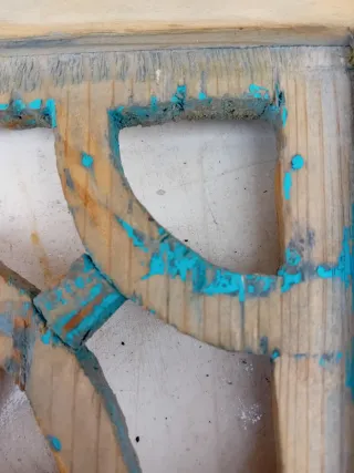 Preciosa puerta de alacena antigua de madera.