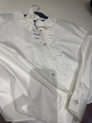 Camisa Zara XXL Volante, botones con brillantes.