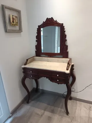Tocador antiguo de madera y mármol