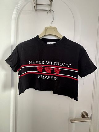 Camiseta corta negra floral Pull&Bear