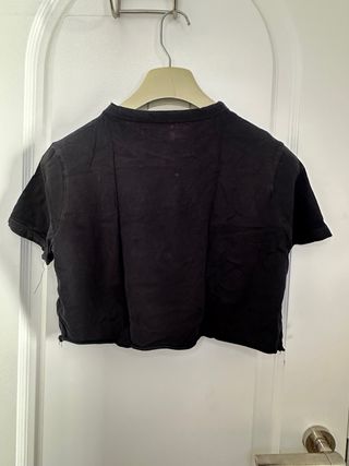 Camiseta corta negra floral Pull&Bear