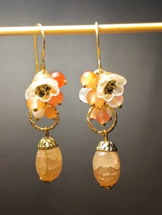 Orecchini giada miele, fiori Murano, acciaio