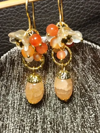 Orecchini giada miele, fiori Murano, acciaio