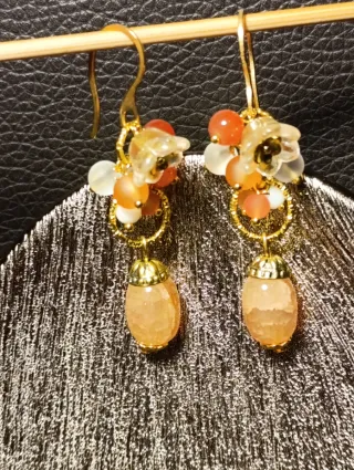 Orecchini giada miele, fiori Murano, acciaio