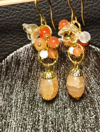 Orecchini giada miele, fiori Murano, acciaio