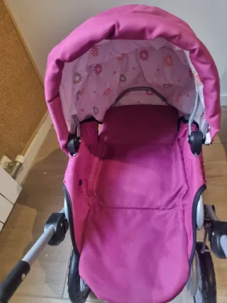 Cochecito de muñecas convertible de la marca Brio.