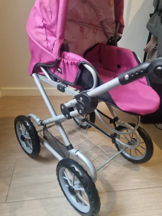 Cochecito de muñecas convertible de la marca Brio.
