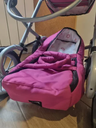 Cochecito de muñecas convertible de la marca Brio.