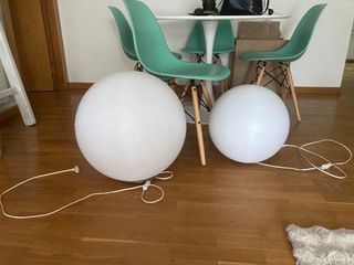 Lámpara de mesa esférica blanca