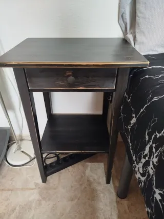 Mesita de noche marrón de madera, recién lijadas