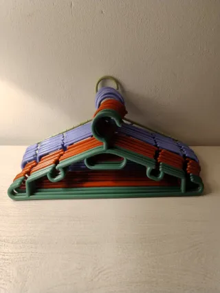 19 Grucce in plastica con doppi agganci