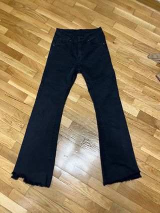 Pantalón campana negro con rotos