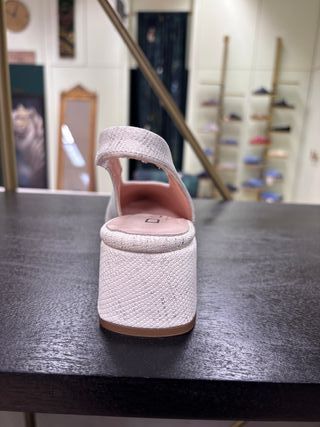 Zapatos salón destalonados hielo y plata