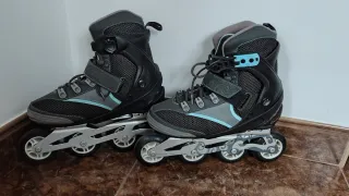 Patines en línea negros y grises