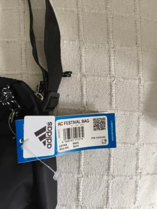 Bolso bandolera Adidas negro con etiqueta