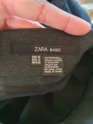 Falda de tubo gris de Zara