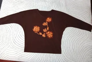 Camiseta manga larga marrón con flores