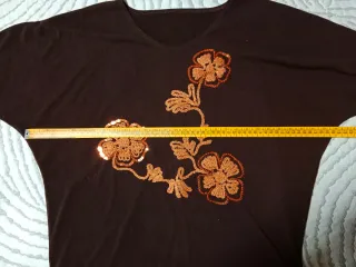 Camiseta manga larga marrón con flores