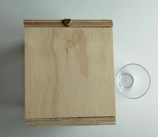 Comedero para pájaros de madera y plástico