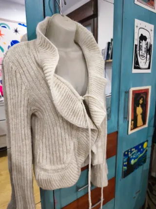 Chaqueta de punto blanco hueso con volantes