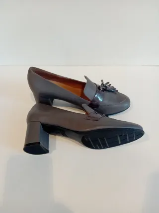 Mocasines de piel grises con tacón