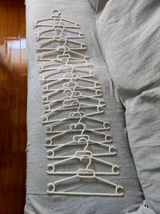 15 perchas blancas de plástico igualitas de adulto