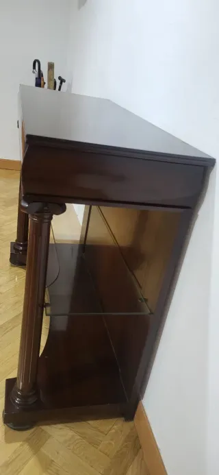 Mueble clásico para entrada con balda de cristal.