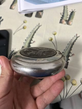 Antigua polvera perro metal vintage 1940