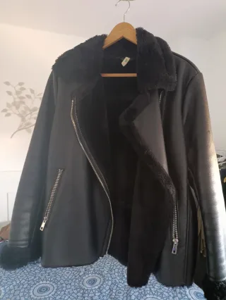 Chaqueta negra con forro de pelo