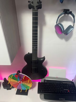 Chitarra elettrica nera