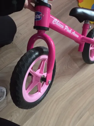 Bicicleta infantil rosa sin pedales