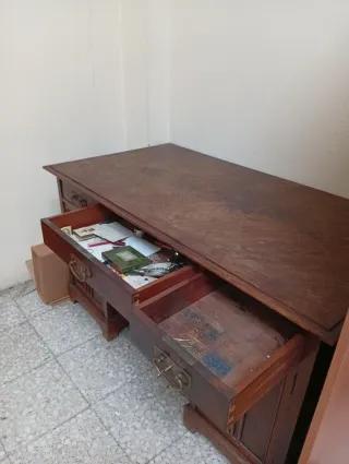 Escritorio de madera antiguo