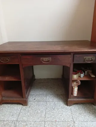 Escritorio de madera antiguo