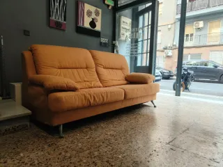 Sofá de tela naranja/mostaza