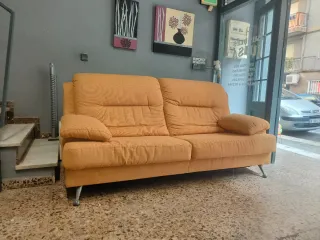 Sofá de tela naranja/mostaza