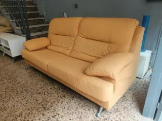 Sofá de tela naranja/mostaza