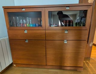 Vitrina de teca con puertas de cristal