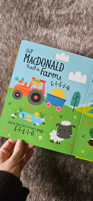 Libro de actividades en inglés con figuritas