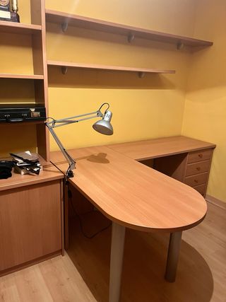Escritorio estudio con estanterías y cajones