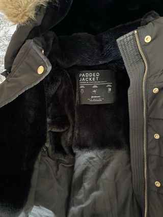 Chaqueta negra con capucha y pelo