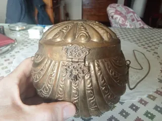 Bolso antiguo de latón manufacturado, con cadena.