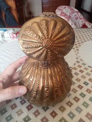 Bolso antiguo de latón manufacturado, con cadena.