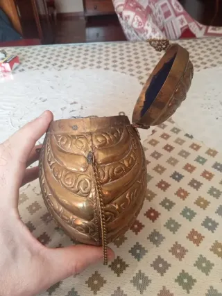 Bolso antiguo de latón manufacturado, con cadena.