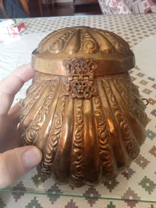 Bolso antiguo de latón manufacturado, con cadena.